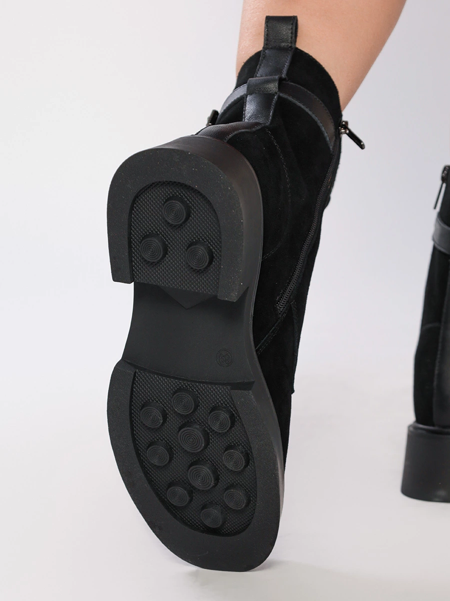 Ботинки-дерби черного цвета с декоративным ремешком